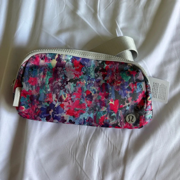 🆕💐 Lululemon Everywhere Belt Bag - Flower Glide Multi Vapor - Picture 1 of 7